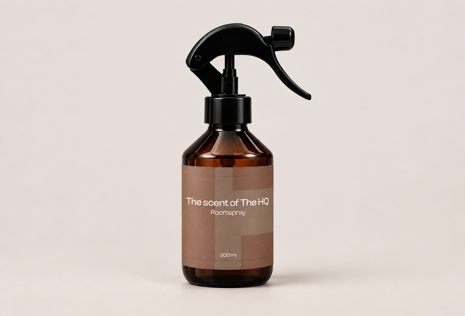 Amberkleurige kamerspray in premium studiostijl