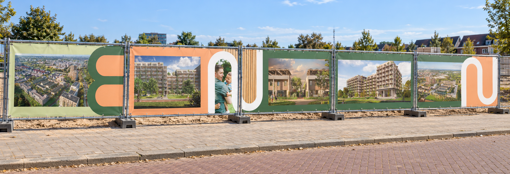 Vijf verbonden bouwhekken met kleurrijke banners